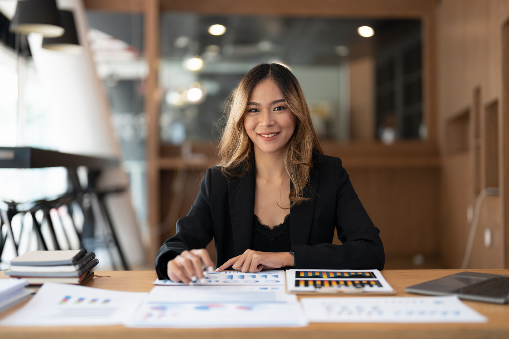 Portrair accountant asian woman working and analyzing financ